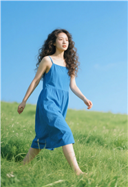 清新治愈系户外草地美女写真图片