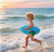 黄昏海边奔跑的萌娃图片