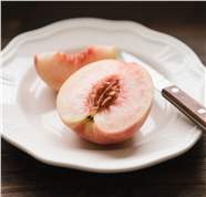 切开的新鲜水蜜桃图片