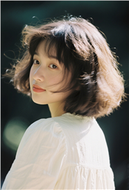 白色上衣齐肩短发美女摄影图片