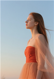 欧美橙色纱裙美女侧颜写真摄影图片