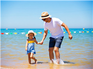 夏日海边踏浪的父女图片