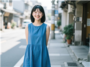 小镇街头灿烂笑脸亚洲美女图片