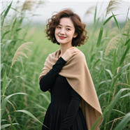 秋季芦苇丛美女印象派写真摄影图片