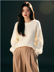 慵懒风白色羊毛衫美女写真摄影图片