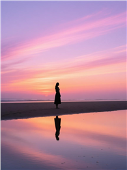 紫色黄昏唯美孤独女性剪影图片