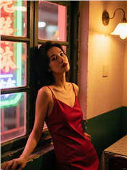 红色吊带裙慵懒风美女性感图片