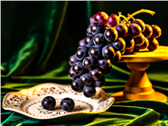 深紫色葡萄串挂在木质支架上图片