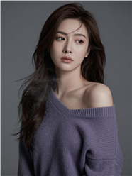 性感小露香肩美女人像艺术写真图片