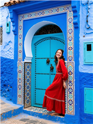 摩洛哥蓝色小镇街头美女写真图片