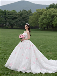 户外草地手捧花新娘美女婚纱摄影图片