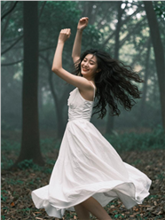 树林里自由自在舞蹈的美女图片