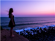 紫色黄昏海边少女摄影图片