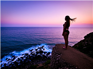 黄昏海边少女站在岩石悬崖上图片