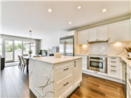 白色开放式欧式厨房图片