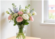 室内桌角小清新插花摄影图片