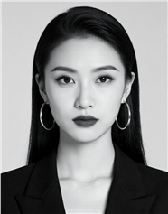 戴着大耳环的黑白风格美女图片