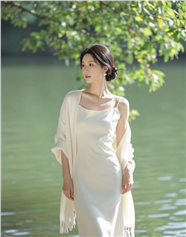 河边米白色连衣裙美女性感图片